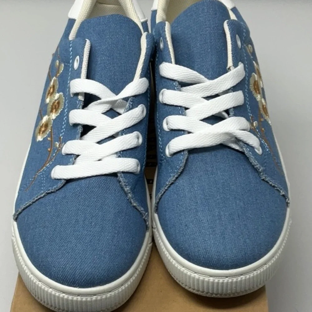 NIB women’s Via Pinky Collection denim embroidered sneakers, size 9 - Picture 2 of 8